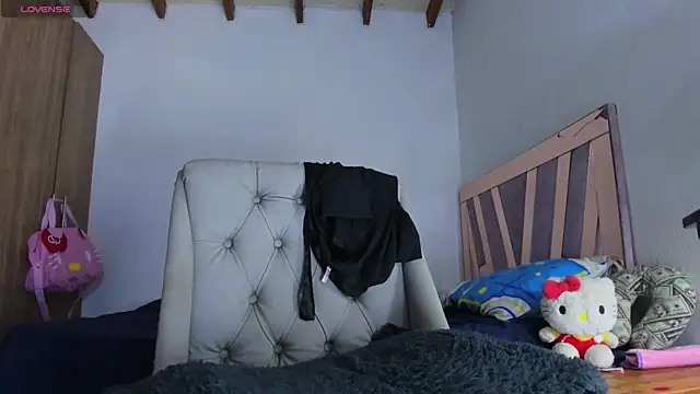 SkyeGabbyRose online show from May 5, 9:28 am