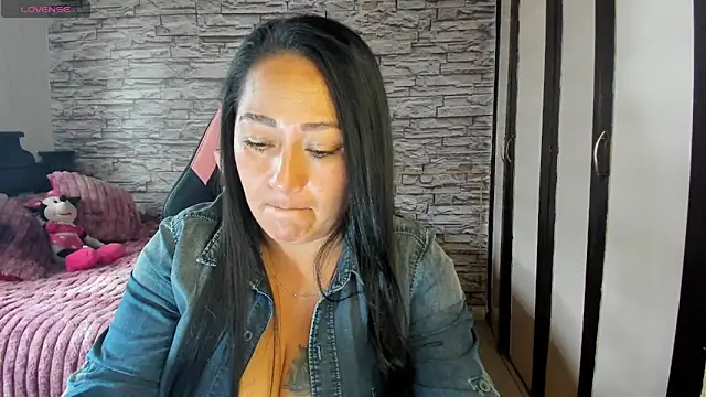 Milf Julianna online show from May 11, 9:12 pm