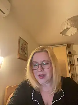 Snapshot of JanieLight53 chatting on March 23, 12:25 am JanieLight53 online show from March 23, 12:25 am