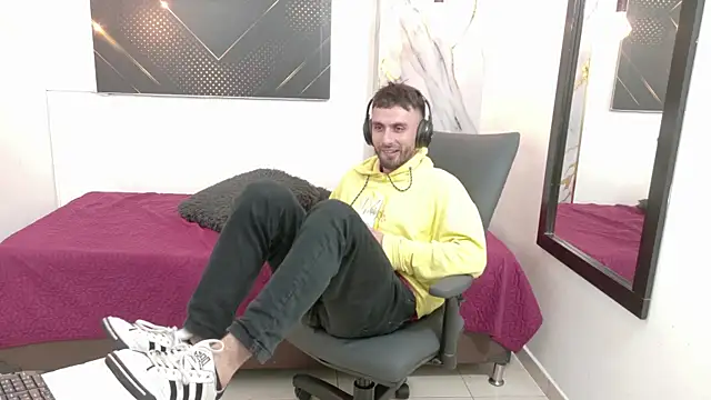 Snapshot of KingOfTemptation chatting on May 15, 3:24 am KingOfTemptation online show from May 15, 3:24 am