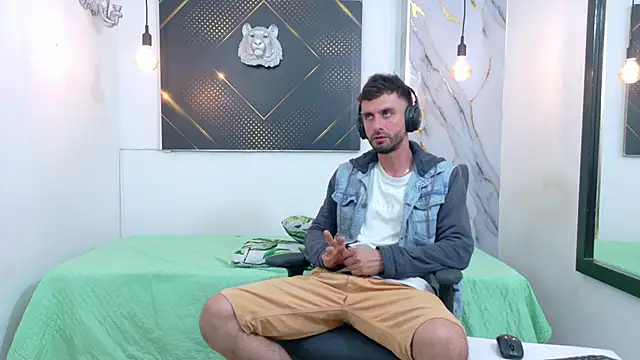 Snapshot of KingOfTemptation chatting on June 10, 4:01 am KingOfTemptation online show from June 10, 4:01 am