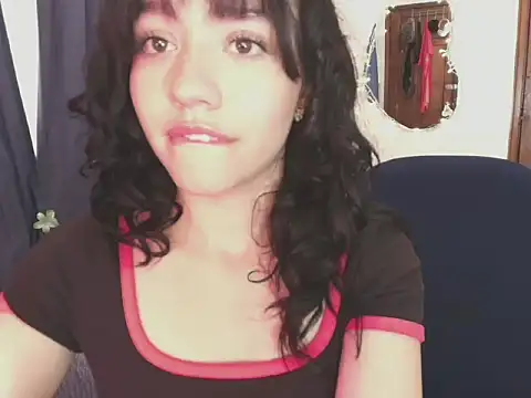Snapshot of Katiieee chatting on May 7, 8:47 pm Katiieee online show from May 7, 8:47 pm