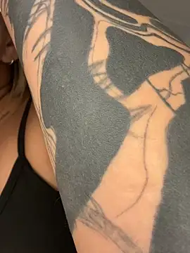 CarolQueen1  online show from April 28, 12:43 pm