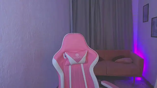 LoralAvery online show from April 1, 9:34 pm