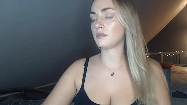 ScarlettSensitive online show from August 2, 8:18 pm