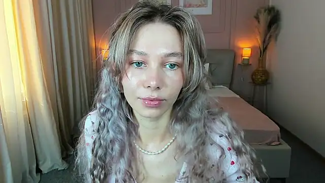 LuluAlis online show from March 14, 1:49 pm