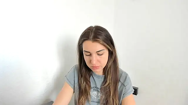 summmmersky1 online show from April 10, 12:32 pm