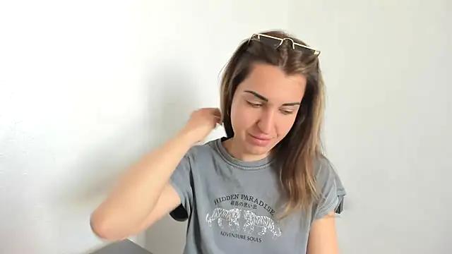 summmmersky1 online show from April 21, 9:04 am