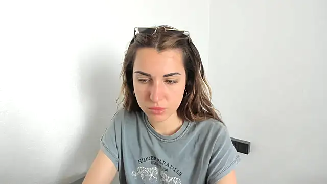 summmmersky1 online show from April 24, 2:52 pm