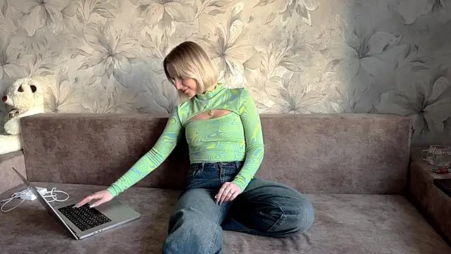 Snapshot of RebbecaBabe chatting on March 14, 3:50 pm RebbecaBabe online show from March 14, 3:50 pm