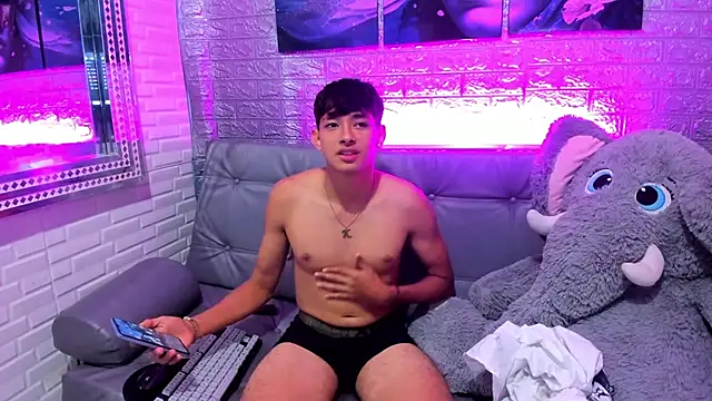 Snapshot of Tigger_Collins chatting on March 11, 11:33 pm Tigger Collins online show from March 11, 11:33 pm