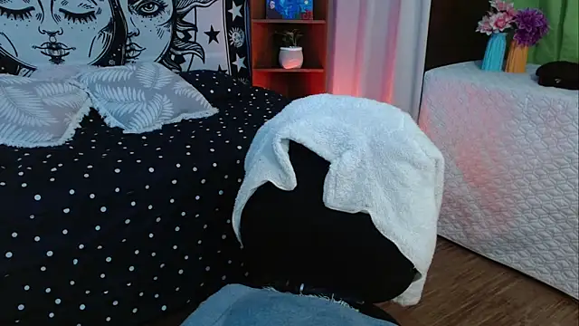  Alexandra Jones online show from June 15, 12:02 am