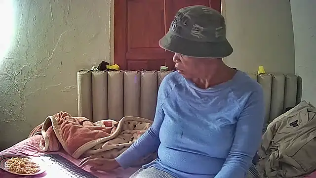 JoycyQueen online show from April 4, 6:11 am