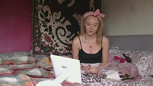 Snapshot of graciebellex chatting on April 10, 10:31 am graciebellex online show from April 10, 10:31 am