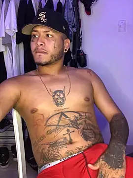 Snapshot of Crow_boss77 chatting on April 4, 5:27 am Crow boss77 online show from April 4, 5:27 am