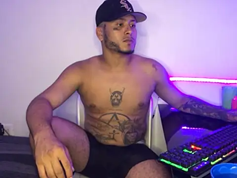 Snapshot of Crow_boss77 chatting on April 15, 9:59 pm Crow boss77 online show from April 15, 9:59 pm