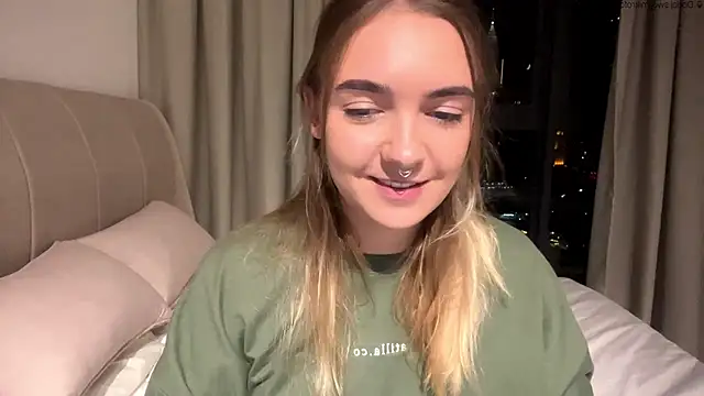 Snapshot of RoxyWet chatting on May 22, 2:33 pm RoxyWet online show from May 22, 2:33 pm