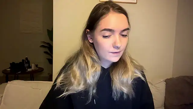 Snapshot of RoxyWet chatting on June 9, 11:44 am RoxyWet online show from June 9, 11:44 am