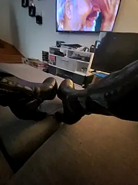 Snapshot of bootslove1 chatting on April 3, 9:51 am bootslove1 online show from April 3, 9:51 am