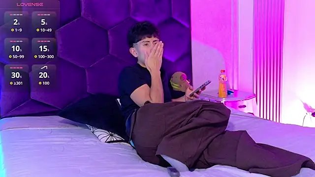 Snapshot of AndyJustgame_ chatting on April 16, 4:24 am AndyJustgame online show from April 16, 4:24 am