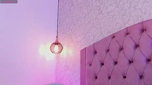 saraa joness  online show from April 19, 5:01 pm