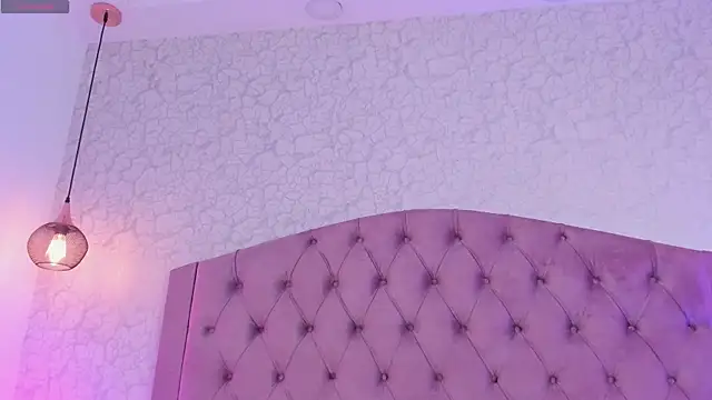 saraa joness  online show from April 27, 6:17 pm