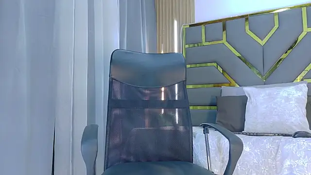 Oliver bigblack cock online show from March 18, 6:00 pm