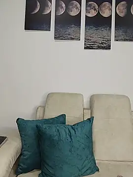 isabellaHill2 online show from April 12, 4:17 am