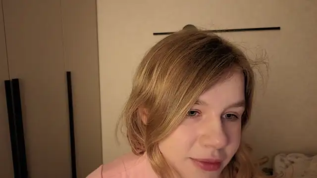 Snapshot of AureliaAngel chatting on April 17, 10:02 pm AureliaAngel online show from April 17, 10:02 pm
