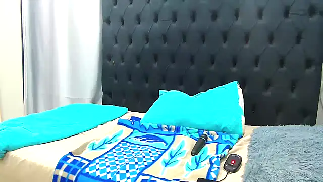 Snapshot of Dark_Slim_Thick chatting on April 25, 12:02 am Dark Slim Thick online show from April 25, 12:02 am