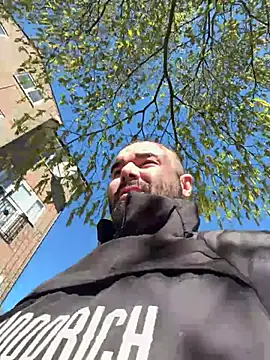 Snapshot of bigmillz32 chatting on April 7, 8:59 am bigmillz32 online show from April 7, 8:59 am