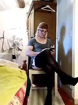 Snapshot of stephie83 chatting on April 1, 3:42 pm stephie83 online show from April 1, 3:42 pm