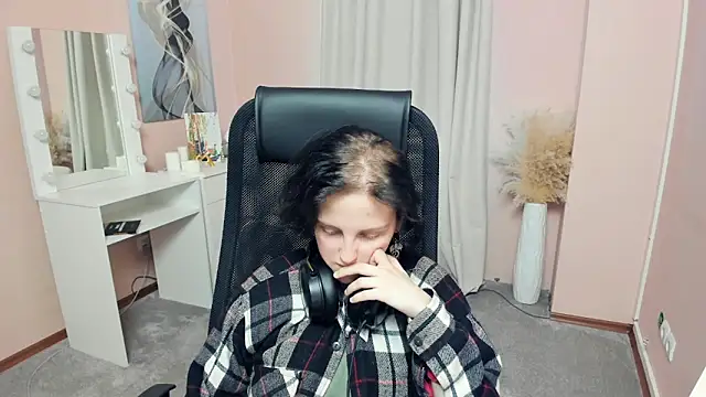 ChauRoberds online show from March 14, 11:59 am