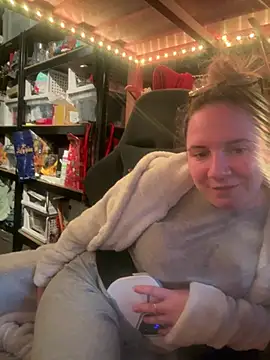 Snapshot of curvyneon chatting on April 3, 2:15 pm curvyneon online show from April 3, 2:15 pm