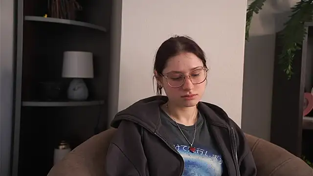 Snapshot of KaryLias chatting on March 16, 5:44 am KaryLias online show from March 16, 5:44 am