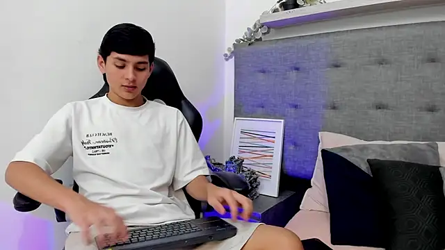 Andrew restrepoo online show from March 19, 2:54 pm