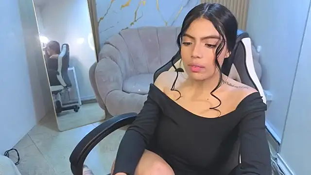 Snapshot of _Charlottee_b chatting on June 17, 1:01 pm Charlottee b online show from June 17, 1:01 pm