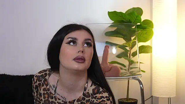 ItsKendra online show from April 1, 12:39 pm