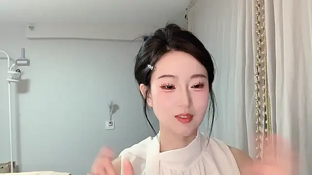 Snapshot of 1X-yiyi chatting on May 6, 1:27 pm 1X-yiyi online show from May 6, 1:27 pm