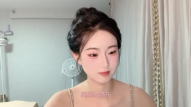 Snapshot of 1X-yiyi chatting on May 11, 12:00 pm 1X-yiyi online show from May 11, 12:00 pm