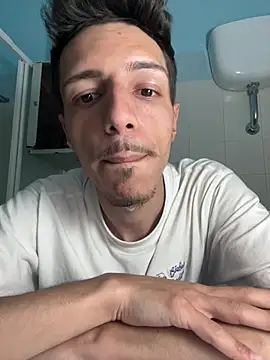 Snapshot of alex69005 chatting on May 18, 8:03 pm alex69005 online show from May 18, 8:03 pm