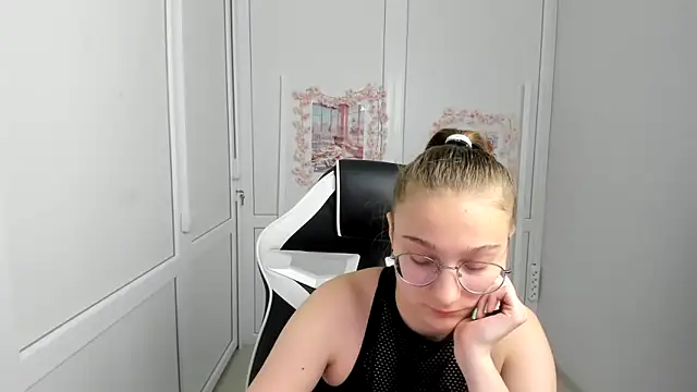 Mia kristal online show from June 7, 7:34 am