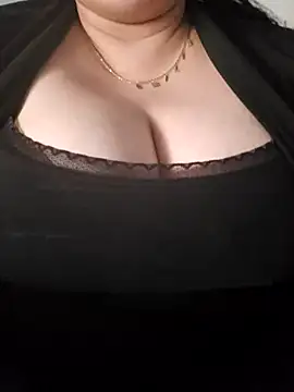 Snapshot of emiliecurvy83 chatting on March 24, 1:05 pm emiliecurvy83 online show from March 24, 1:05 pm