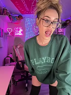 Snapshot of laurenlotus chatting on May 4, 12:50 am laurenlotus online show from May 4, 12:50 am