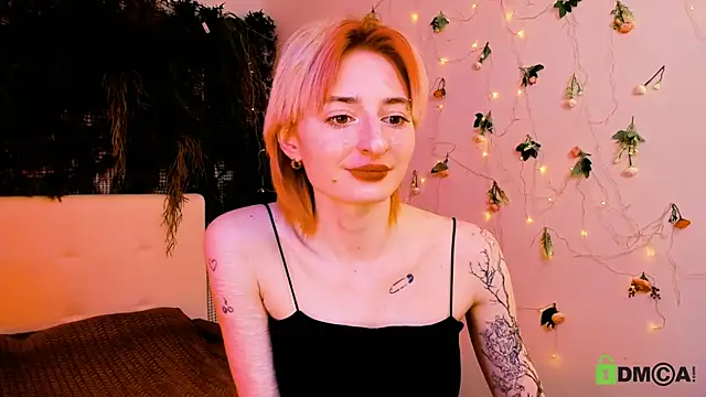 Kira  Cutie online show from May 15, 11:45 pm