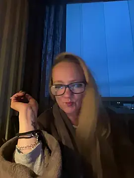 Snapshot of LizzieZ1975 chatting on July 1, 12:34 am LizzieZ1975 online show from July 1, 12:34 am