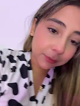 Snapshot of MelodyRey__ chatting on April 29, 11:33 pm MelodyRey online show from April 29, 11:33 pm