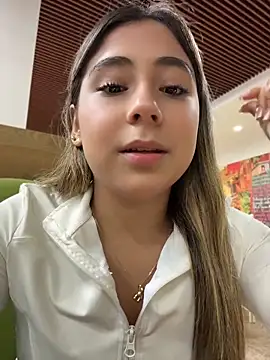 Snapshot of MelodyRey__ chatting on May 4, 1:23 am MelodyRey online show from May 4, 1:23 am