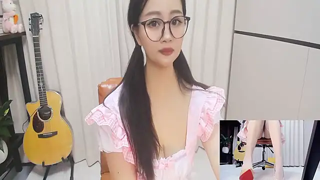 Snapshot of Latte-01 chatting on June 1, 6:26 am Latte-01 online show from June 1, 6:26 am