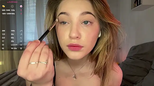 1Kellynaive online show from April 25, 3:20 pm